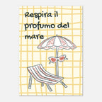 Poster illustrato con ombrellone e sdraio, mare e stile di vita mediterraneo
