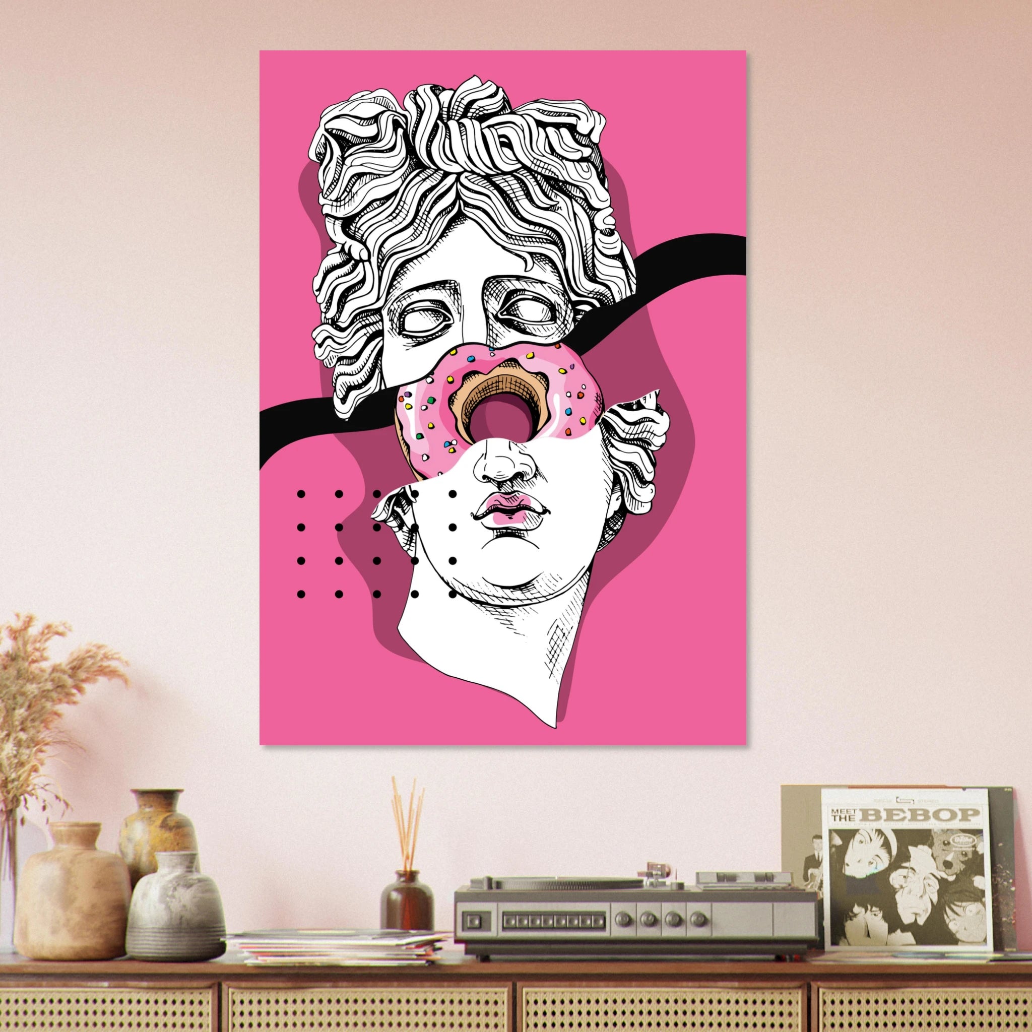 Poster pop art con statua classica bianca e donut rosa sull’occhio, sfondo fucsia, arte contemporanea ironica