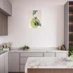 Illustrazione collage: una mano tiene un bicchiere con cannuccia e foglie di menta mentre un lime viene spremuto sopra, con gocce di succo.