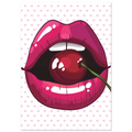 Poster pop art con bocca rosa lucida e ciliegia rossa, stile glamour moderno su sfondo chiaro con cuori