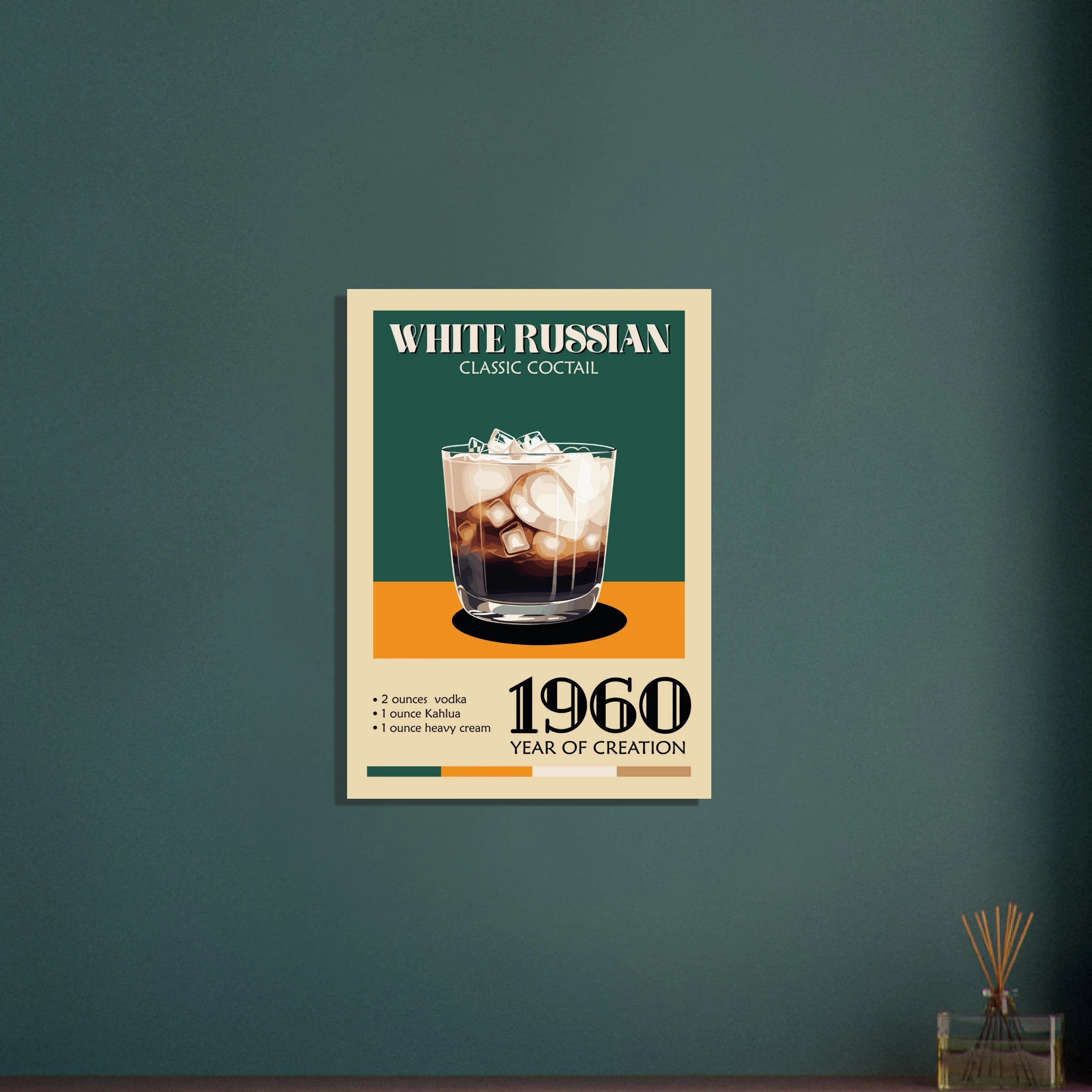 Poster White Russian vintage con bicchiere cocktail e scritta classic cocktail, grafica retrò da bar elegante
