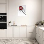 Poster minimal con mano illustrata che regge un bicchiere di vino rosso, line art moderna