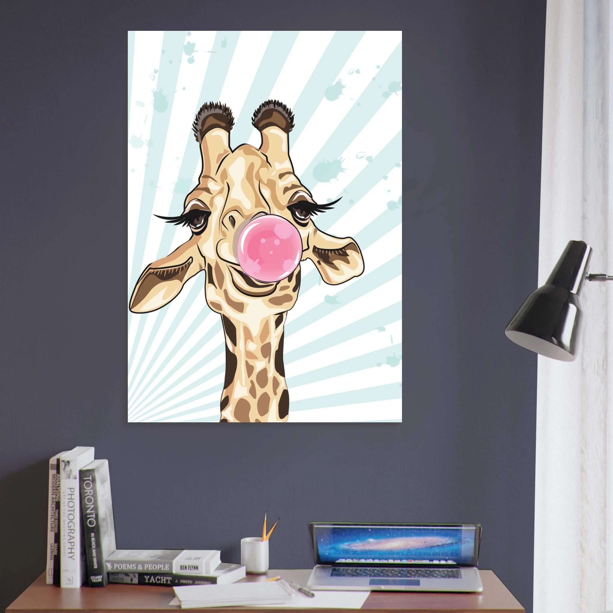 Poster con giraffa pop art che fa una bolla di chewing gum rosa, illustrazione moderna su sfondo azzurro