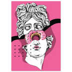 Poster pop art con statua classica bianca e donut rosa sull’occhio, sfondo fucsia, arte contemporanea ironica