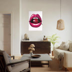 Poster pop art con bocca rosa lucida e ciliegia rossa, stile glamour moderno su sfondo chiaro con cuori