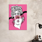Poster pop art con statua classica bianca e donut rosa sull’occhio, sfondo fucsia, arte contemporanea ironica