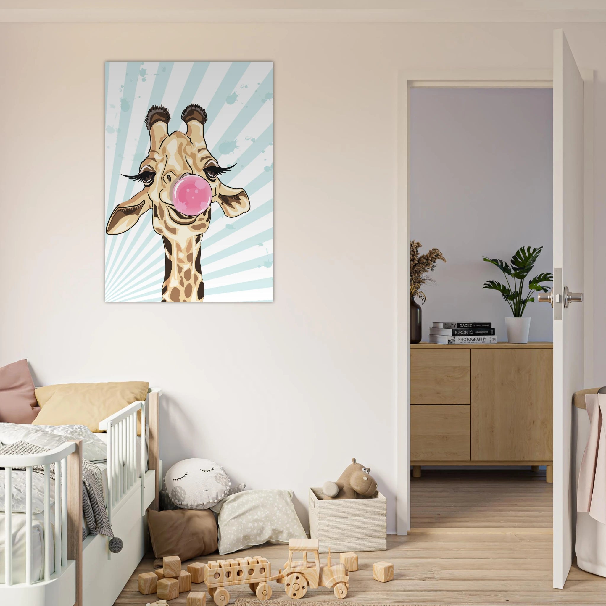 Poster con giraffa pop art che fa una bolla di chewing gum rosa, illustrazione moderna su sfondo azzurro