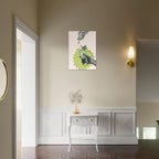 Illustrazione collage: una mano tiene un bicchiere con cannuccia e foglie di menta mentre un lime viene spremuto sopra, con gocce di succo.