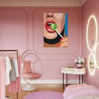 Poster Sweet Pop con labbra rosse che mangiano lecca lecca verde, illustrazione pop art moderna wall art contemporanea
