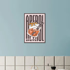 Poster Aperol Spritz vintage con bicchiere cocktail e scritta tipografica, wall art aperitivo italiano