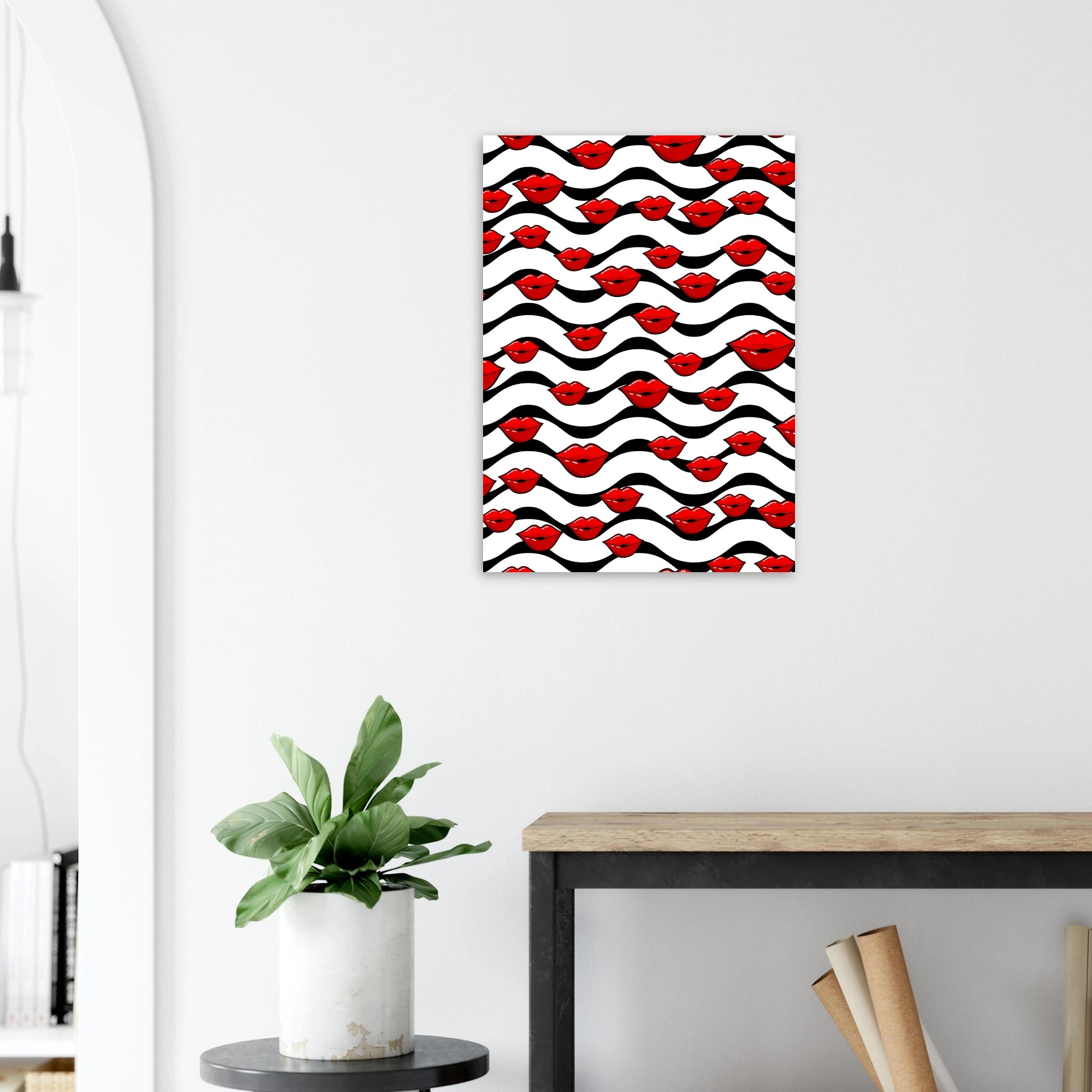 Poster pop art con labbra rosse ripetute su sfondo bianco e onde nere, pattern grafico moderno da parete