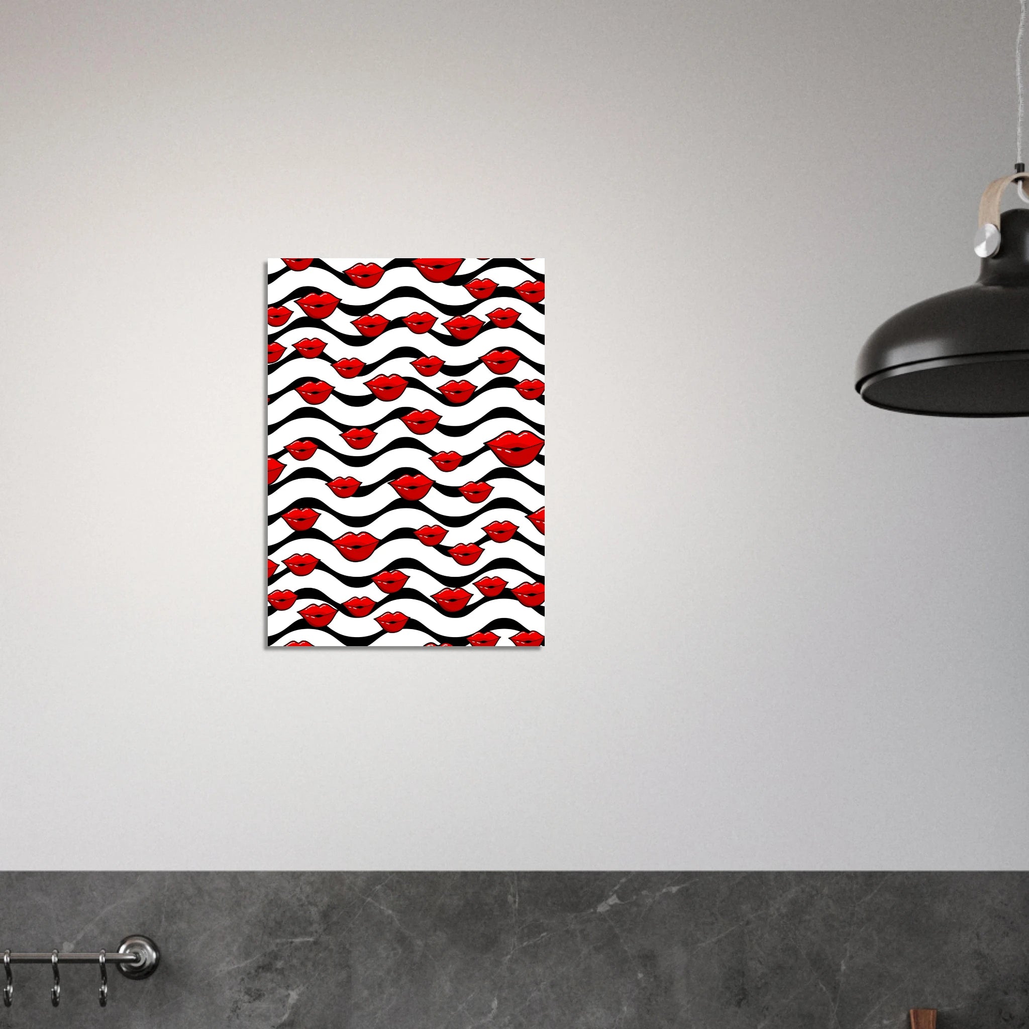 Poster pop art con labbra rosse ripetute su sfondo bianco e onde nere, pattern grafico moderno da parete
