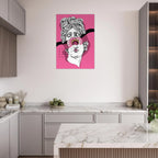 Poster pop art con statua classica bianca e donut rosa sull’occhio, sfondo fucsia, arte contemporanea ironica