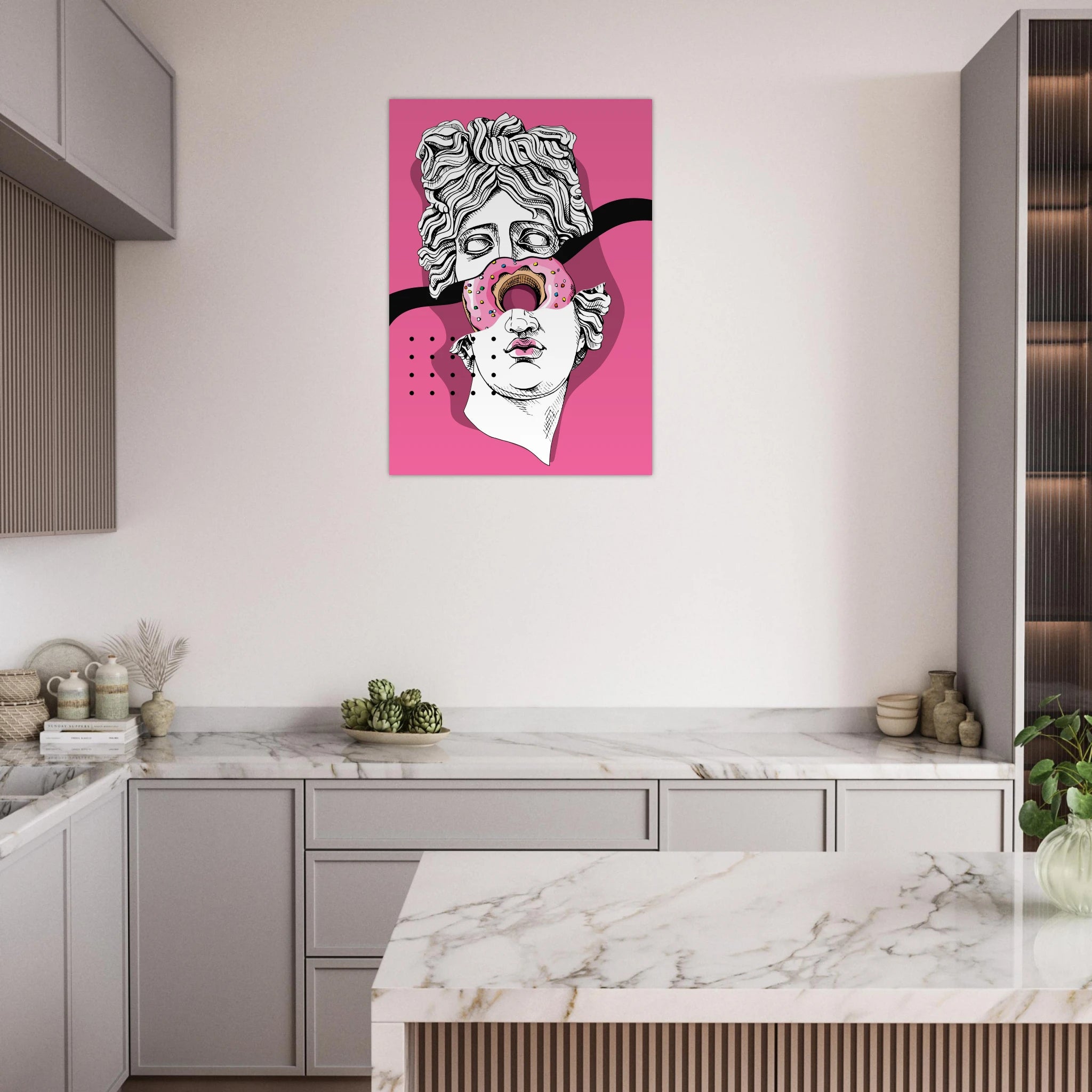 Poster pop art con statua classica bianca e donut rosa sull’occhio, sfondo fucsia, arte contemporanea ironica