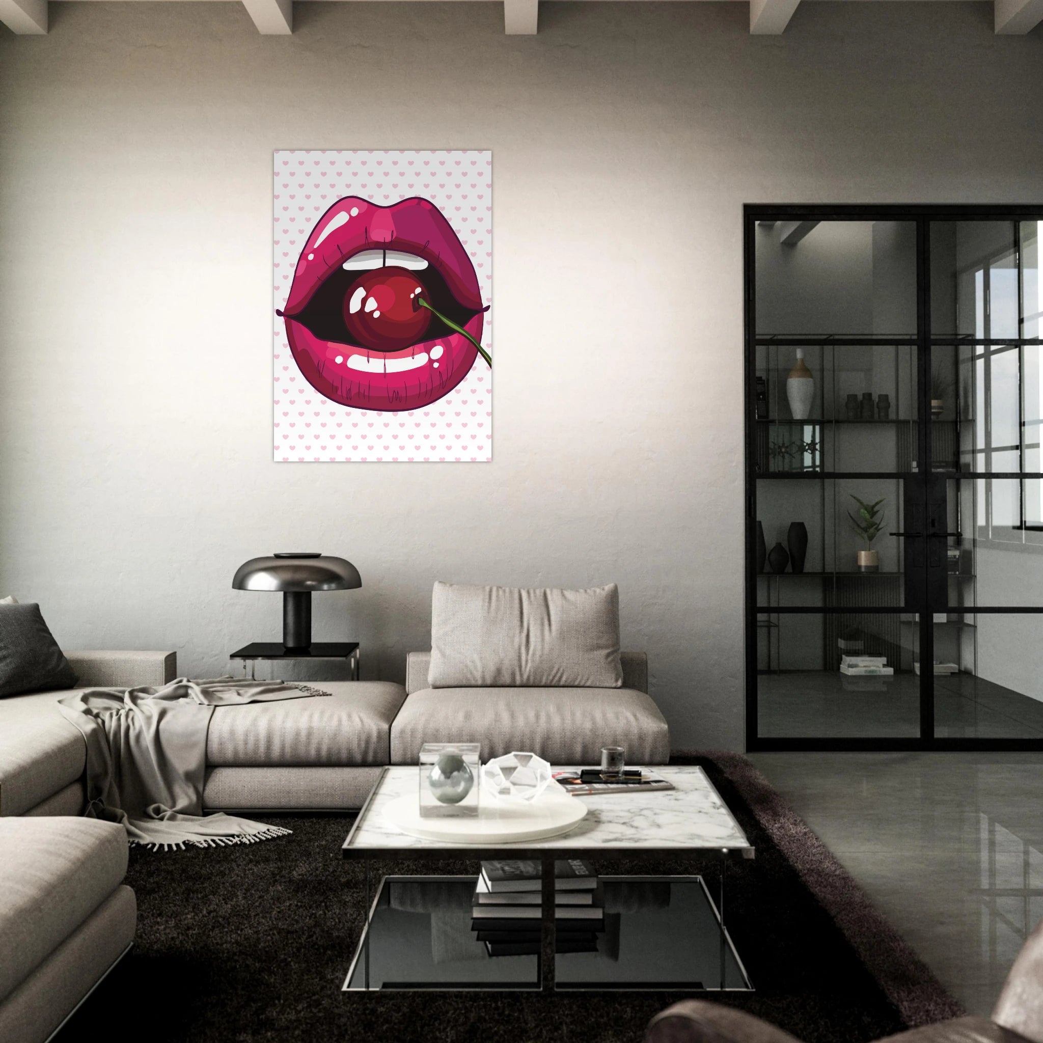 Poster pop art con bocca rosa lucida e ciliegia rossa, stile glamour moderno su sfondo chiaro con cuori