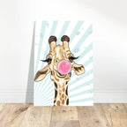 Poster con giraffa pop art che fa una bolla di chewing gum rosa, illustrazione moderna su sfondo azzurro