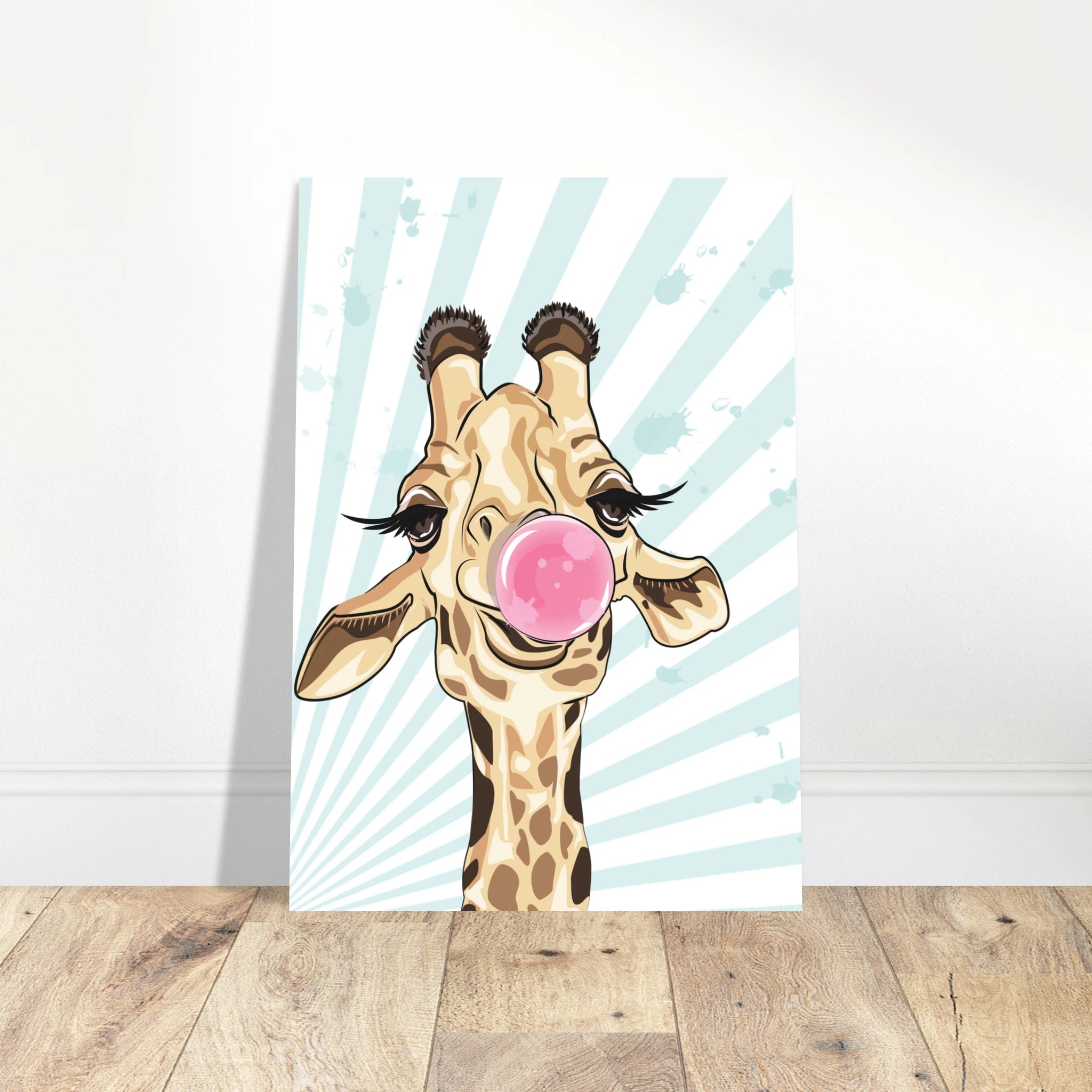 Poster con giraffa pop art che fa una bolla di chewing gum rosa, illustrazione moderna su sfondo azzurro